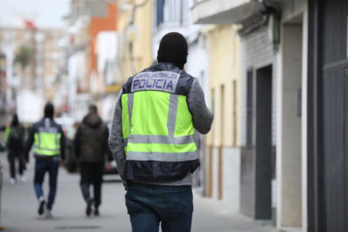 Archivo - Imágenes de un registro policial en una operación antiterrorista en 2019