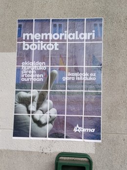 Carteles contra el centro memorial de víctimas