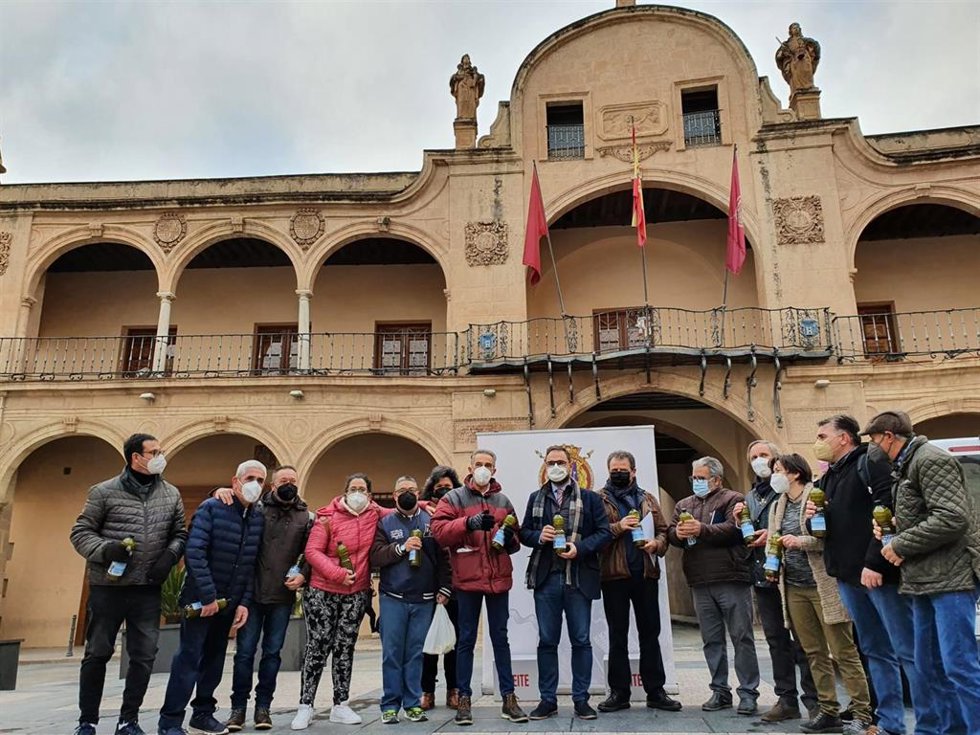 Lorca entrega los 300 litros de aceite procedente de los olivos municipales a diferentes colectivos sociales