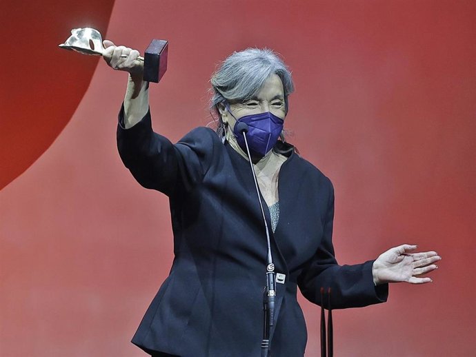 La actriz Petra Martínez, premio Feroz mejor actriz protagonista de una película, por 'La vida era eso' en la gala IX edición de los Premios Feroz en el Auditorio de Zaragoza, a 29 de enero de 2022, en Zaragoza, Aragón (España).