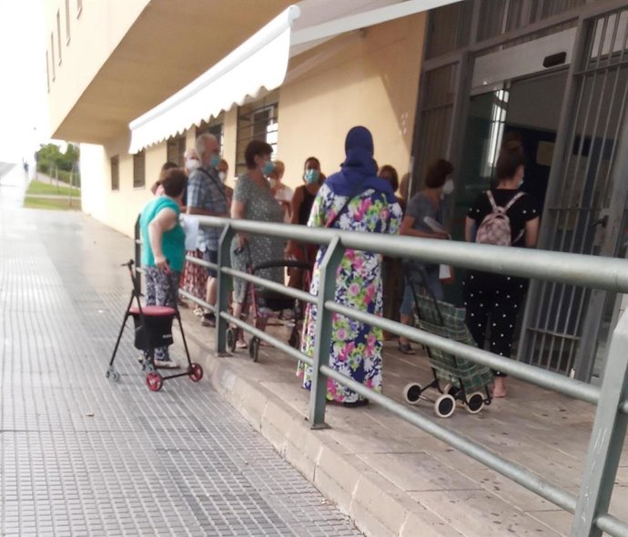 Archivo - Cola de personas para entrar en un centro de salud de Málaga capital