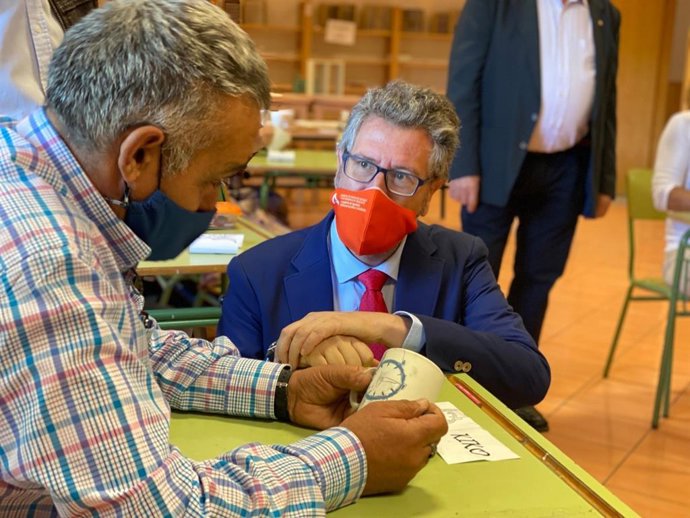 El delegado de Igualdad, Políticas Sociales y Conciliación de la Junta en Huelva, Manuel Antonio Conde, en una visita a un centro de mayores.