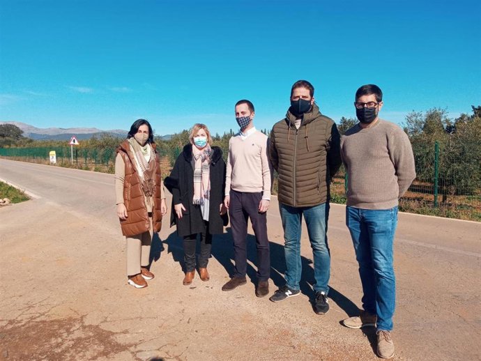 El portavoz del PP en el Consell, Lloren Galmés, acompañado de la portavoz de la formación en el Ayuntamiento de Sa Pobla, Violeta Rodríguez, el presidente municipal del PP, Juli Mir, y los regidores Lloren Bisquerra e Isabel Moya.