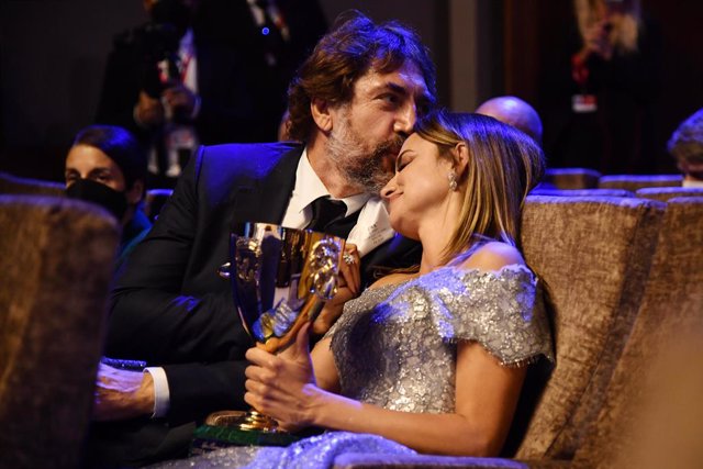 Archivo - 10 September 2021, Italy, Venice: Spanish actor Javier Bardem (L) congratulates actress Penelope Cruz as she holds the Volpi Cup (Coppa Volpi) Award for Best Actress for her performance in the movie 'Madres Paralelas' 