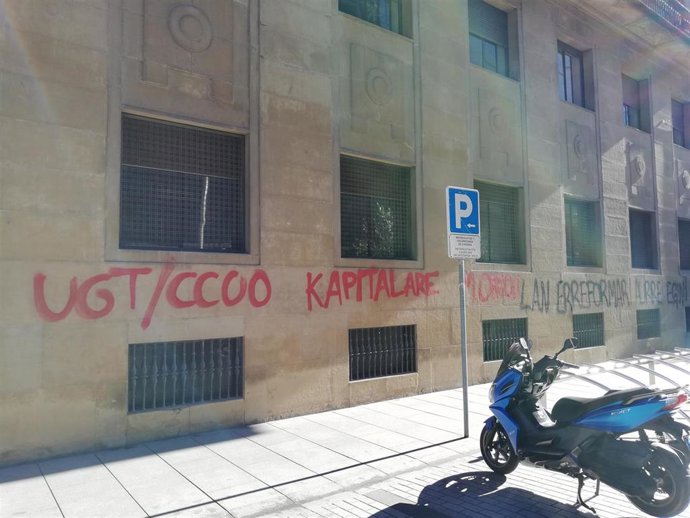 Pintadas aparecidas en la sede de UGT y CCOO en Pamplona