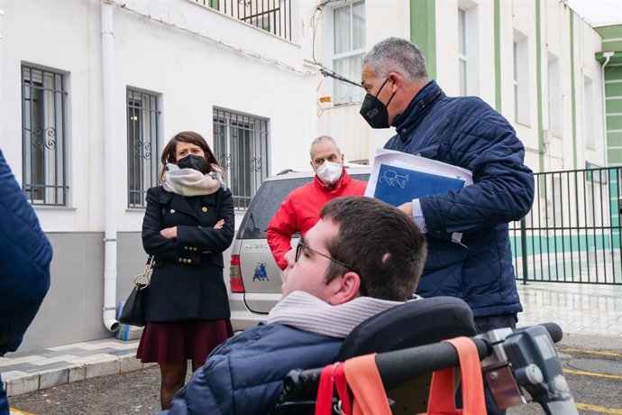 La vicepresidenta segunda y diputada delegada de Bienestar Social, Ángeles Martínez, visita las obras de centro de atención en Olula del Río.