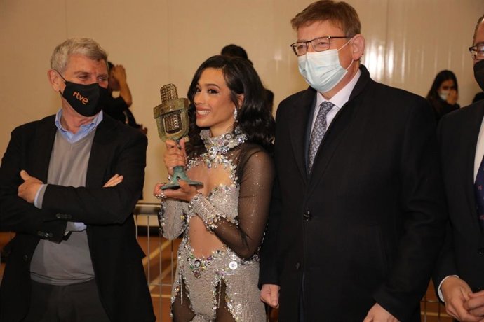 El 'president' de la Generalitat, Ximo Puig, felicita a la ganadora del Benidorm Fest y representante de España en Eurovisión 2022, Chanel