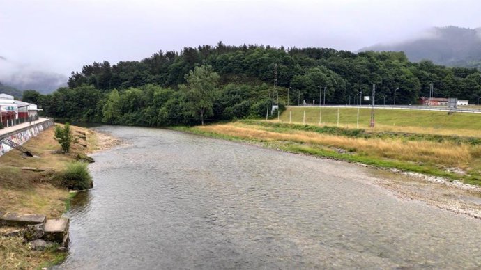 Archivo - Río Sella, a su paso por Arriondas, en el lugar de la salida del Descenso Internacional del Sella