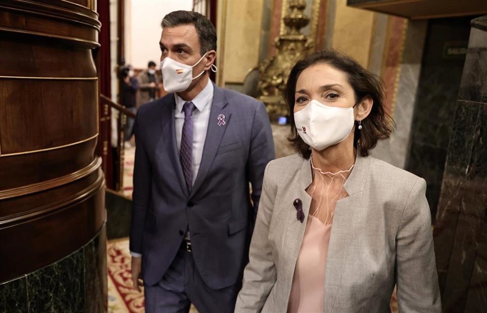 Archivo - El presidente del Gobierno, Pedro Sánchez, y la ministra de Industria, Comercio y Turismo, Reyes Maroto, a su llegada a una sesión plenaria en el Congreso