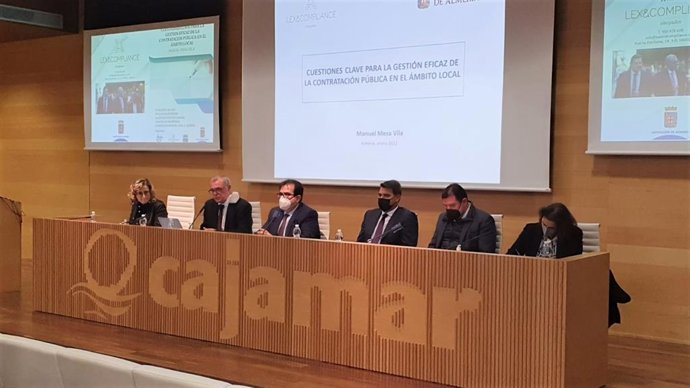 Diputación participa en un curso para la gestión de contratación.