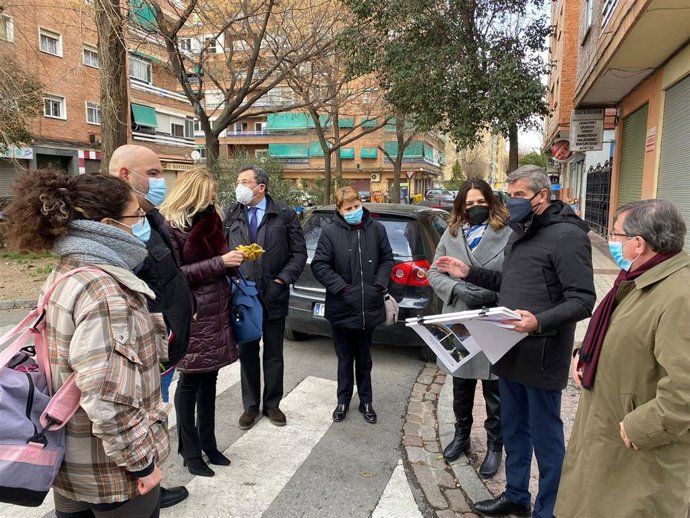 El PP presenta a vecinos de La Chana su proyecto de reforma del barrio de Las Torres