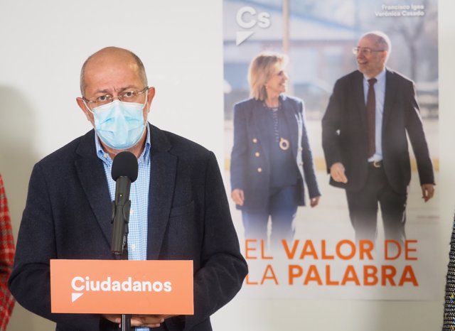 El candidato a la Presidencia de la Junta de Castilla y León, Francisco Igea, interviene durante la pegada de carteles, a 27 de enero de 2022, en Valladolid, Castilla y León (España). 