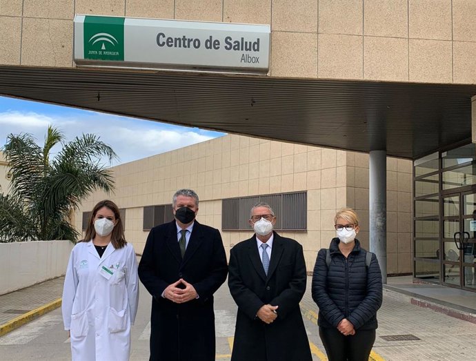 El delegado de Salud visita el centro de salud de Albox.