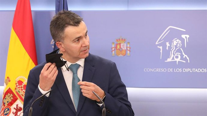 El portavoz del Grupo Parlamentario Socialista, Héctor Gómez, en una rueda de prensa durante la Junta de Portavoces, en el Congreso