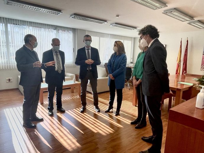 La presidenta del COFRM, junto al vicepresidente, el consejero Salud, el director general de Farmacia y el director de la UMT de la Arrixaca