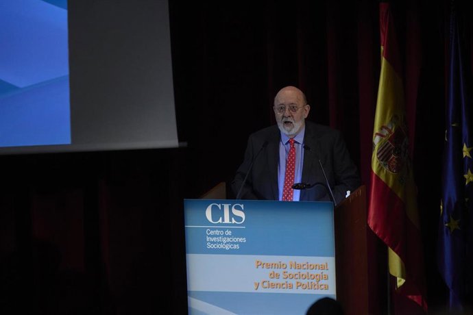 Archivo - El presidente del Centro de Investigaciones Sociológicas (CIS), José Félix Tezanos, interviene en la entrega de los Premios Nacionales de Sociología y Ciencia Política en sus ediciones de  2019 y 2020, en el Museo Nacional del Prado, a 10 de n