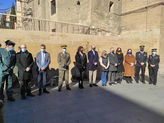Representantes institucionales en el acto de homenaje del 35 aniversario del atentado terrorista en San Juan de los Panetes (Zaragoza).
