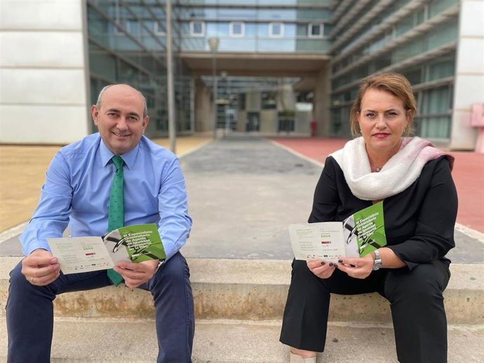 El Director de Formación de la Cátedra de RSC de la UMU, Pedro J. Cuestas, y la abogada, docente y responsable del Área de Igualdad de la consultora BNFIX, Ana Jiménez-Alfaro