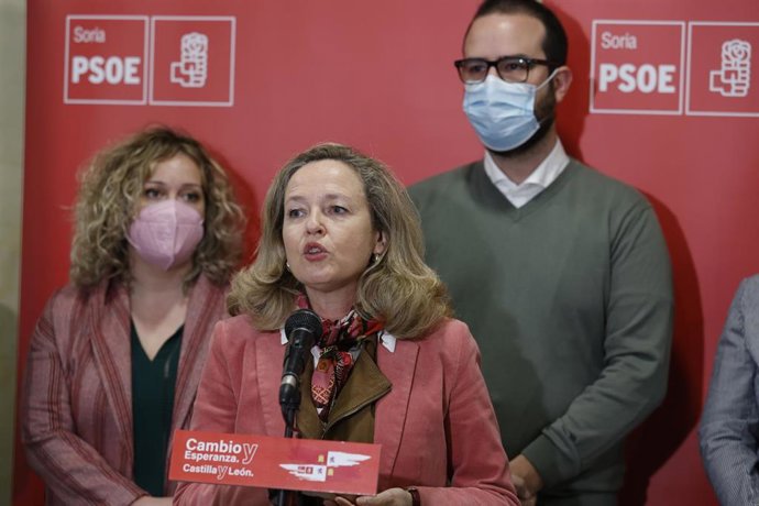 La vicepresidenta primera del Gobierno de España y ministra de Economía, Nadia Calviño, junto a los candidatos del PSOE, Judith Villar y Ángel Hernández, en Soria.