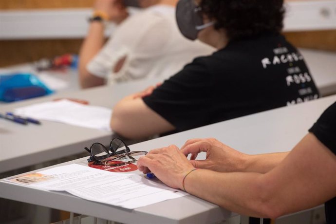 Archivo - Una opositora antes de hacer el examen de oposición, foto de recurso  