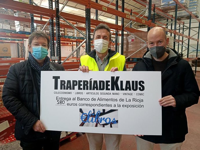 TraperíadeKlaus entrega al Banco de Alimentos 580 euros de la II exposición libros