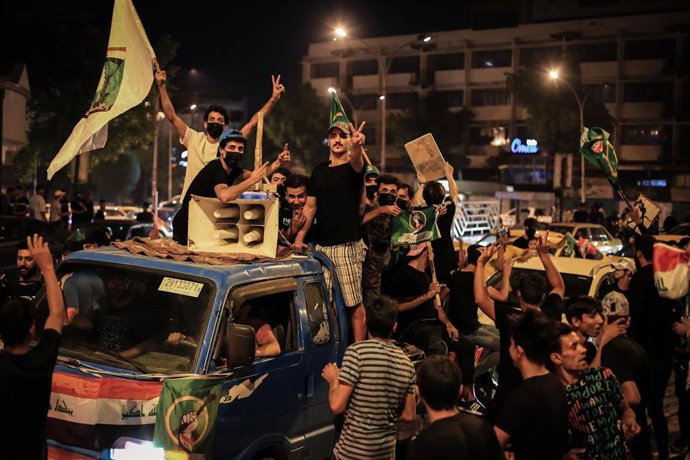 Archivo - Simpatizantes de la coalición Sayirún que lidera el clérigo chií Muqtada al Sadr en Irak