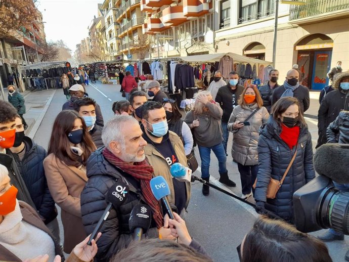 El líder de Cs, Carlos Carrizosa, en declaraciones a los periodistas en Vic (Barcelona)