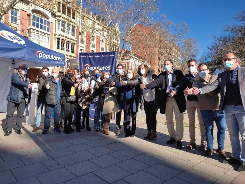 Ana Pastor participa en la campaña con los populares de Palencia