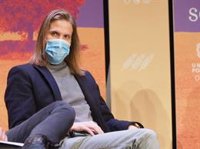 Fernández señala que UP no "debe nada a nadie" y por eso puede "cantarle" las "verdades del Barquero" al PP