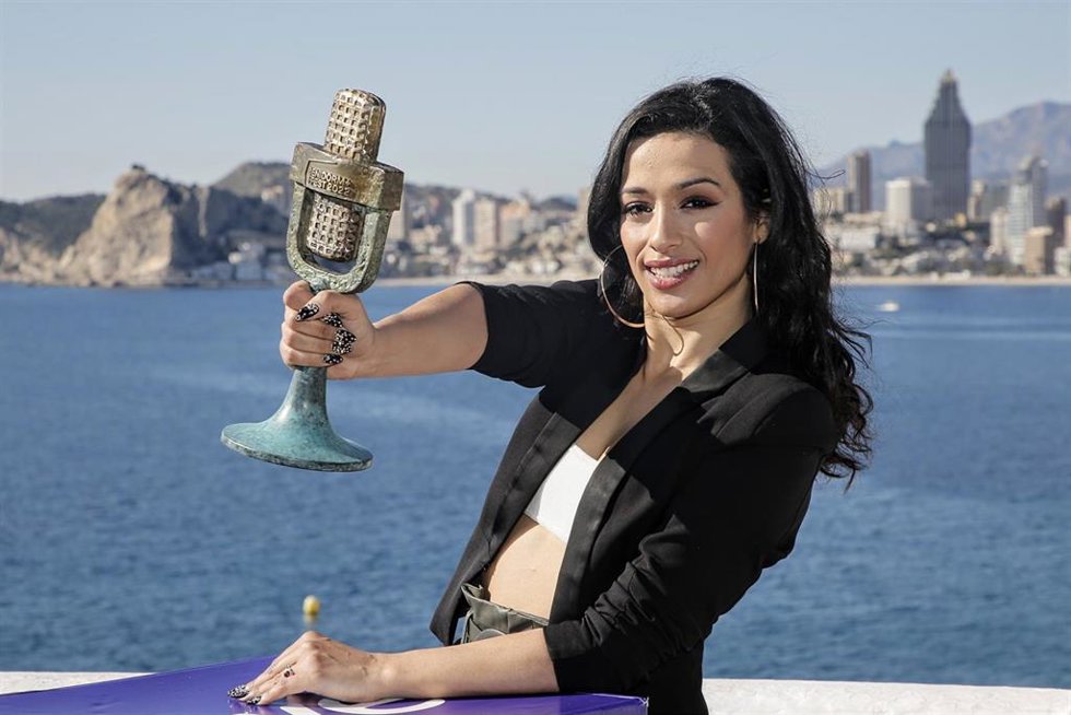 La artista Chanel, ganadora del Benidorm Fest 2022, posa con su trofeo este domingo en Benidorm (Alicante)