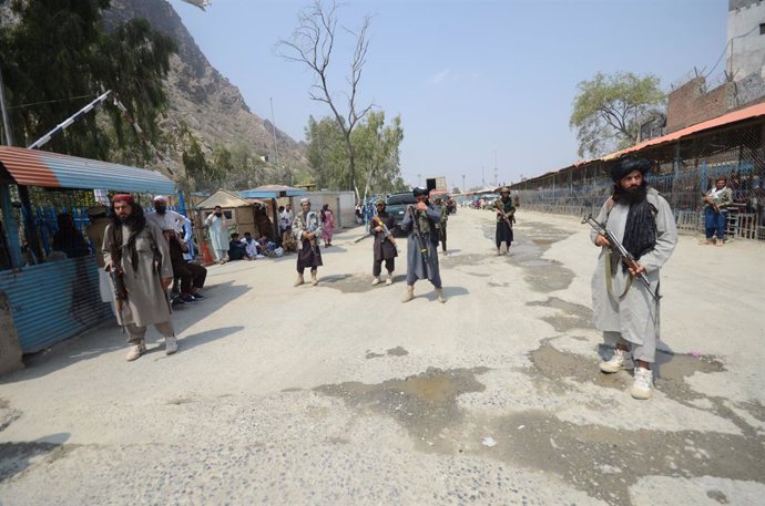 Archivo - Un grupo de milicianos talibán en Pakistán.