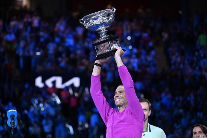 Rafael Nadal sostiene la Copa Norman Brookes Challenge después de ganar la final de individuales masculinos contra Daniil Medveded de Rusia en el Open de Australia en Melbourne Park 