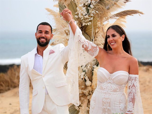 Omar Sánchez y Anabel Pantoja durante su boda, a 01 de octubre de 2021, en La Graciosa (España)