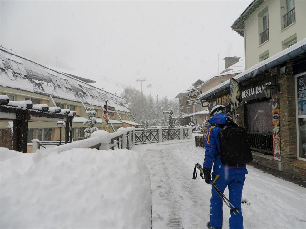 Archivo - Imagen de Pradollano, en Sierra Nevada, este 16 de enero
