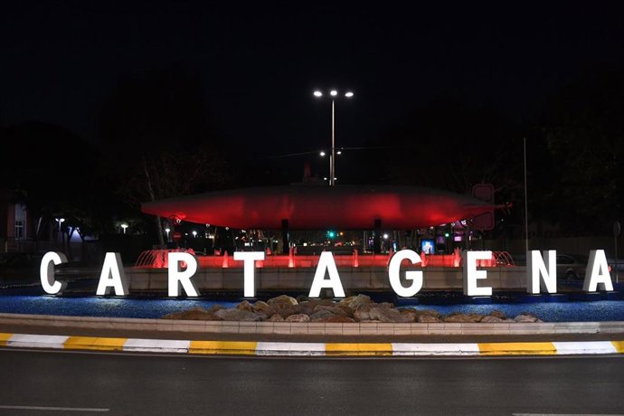 El submarino Isaac Peral iluminado en honor al cumpleaños del Rey Felipe VI