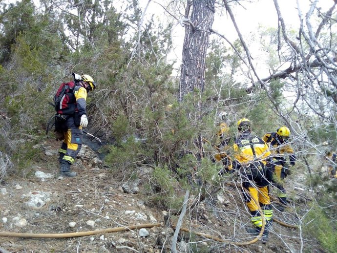 Archivo - Agentes del Ibanat sofocan un incendio forestal. Recurso.