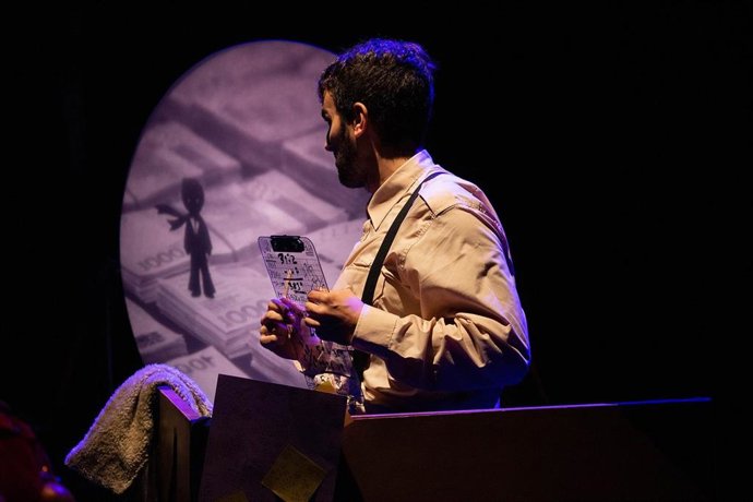 Archivo - La compañía riojana Realidad Traviesa lleva su espectáculo B-612 a FETEN 2022