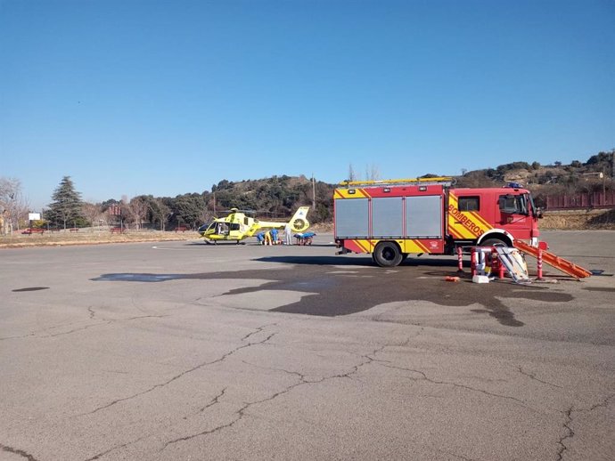 Un motorista pierde el control y se cae por un terraplén de cuatro metros de altura, en Enate (Huesca).