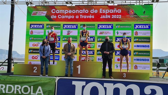 Adel Mechaal, en el podio del Campeonato de España de campo a través en Jaén
