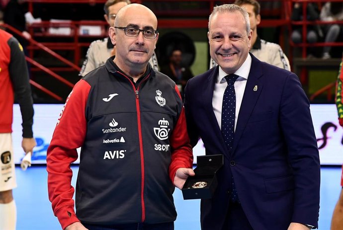 Archivo - Jordi Ribera y Francisco Blázquez, tras un partido de la selección española de balonmano.
