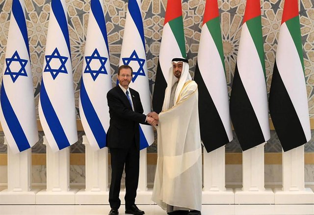 HANDOUT - 30 January 2022, United Arab Emirates, Abu Dhabi: Crown Prince of Abu Dhabi, Sheikh Mohammed bin Zayed Al Nahyan (R), shakes hands with Israeli President Isaac Herzog before their meeting in Abu Dhabi. Photo: Amos Ben Gershom/GPO/dpa 