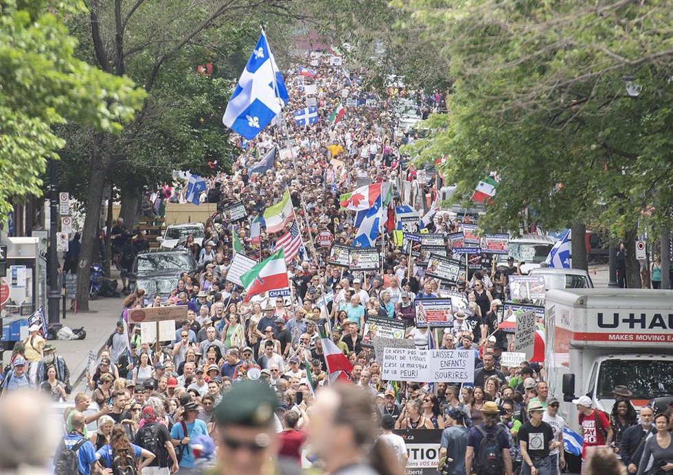 Archivo - 05 June 2021, Canada, Montreal: People take part in a demonstration against the coronavirus measures imposed by the Canadian Government. Photo: Graham Hughes/The Canadian Press via ZUMA/dpa