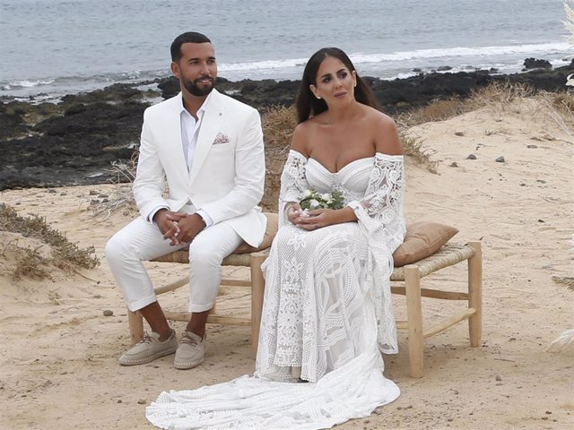 Archivo - Anabel Pantoja y Omar Sánchez, el día de su boda, el pasado 1 de octubre