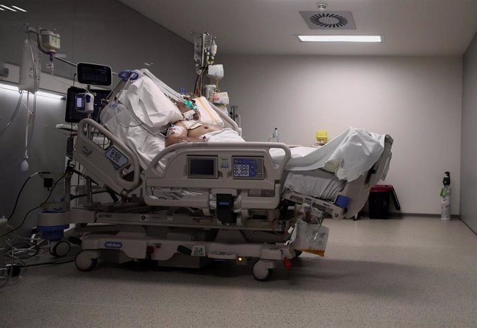 Archivo - EP- Selección fotos 2021: Un enfermo en una cama de la UCI del Hospital de Emergencias Isabel Zendal, Madrid (España), a 20 de enero de 2021. El hospital, inaugurado el pasado 1 de diciembre, ha superado ya los 801 pacientes de COVID-19 y los 