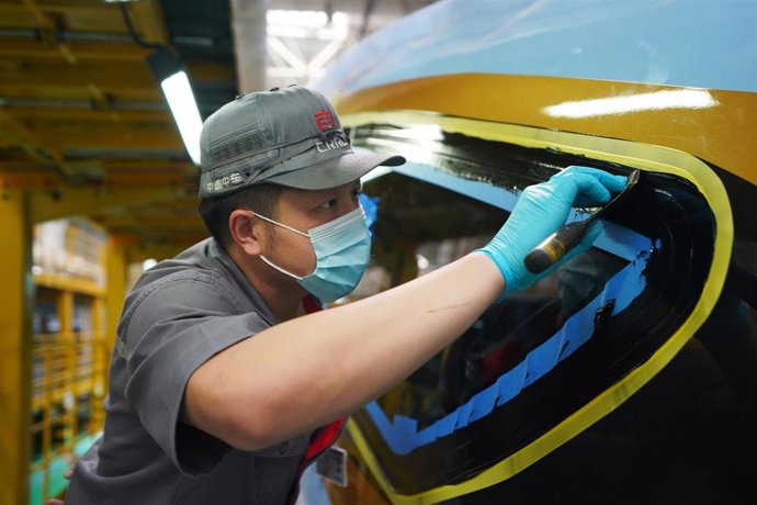 Archivo - Un técnico trabaja en la fabricación de un tren de alta velocidad en una fábrica de la ciudad de Tangshan, en la provincia de Hebei, en el norte de China.