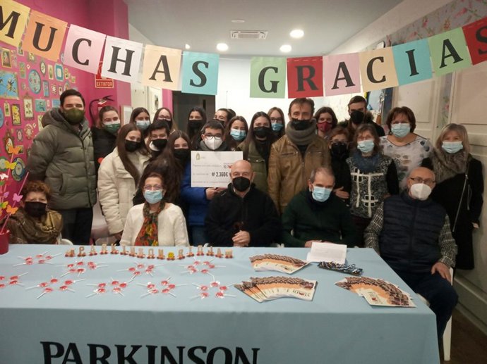Entrega dinero recaudado del rastrillo de Escolapios a la Asociación del Parkinson