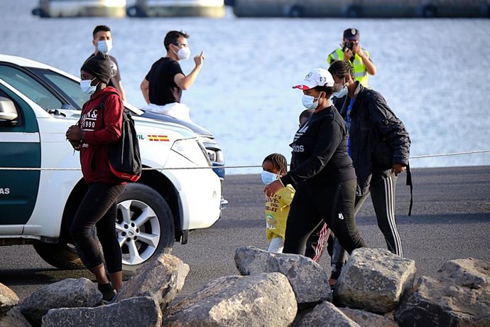 Archivo - Varios migrantes rescatados por Salvamento Marítimo 