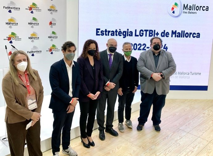 Archivo - Representantes del Consell de Mallorca en Fitur con miembros de Queer Destinations.
