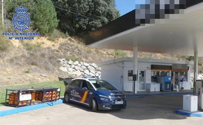 Detenido el empleado de una gasolinera por apropiarse de una tarjeta de crédito y realizar cargos por más de 2.000 euros