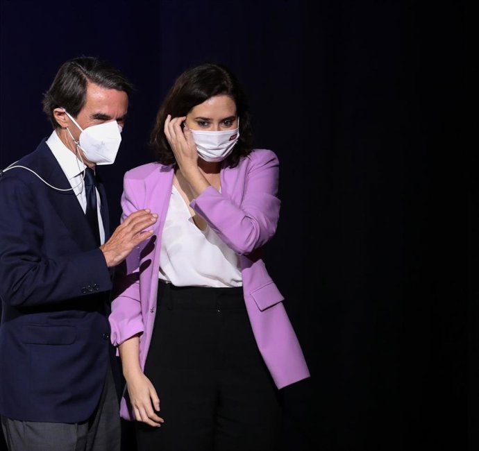 Archivo - El expresidente del Gobierno, José María Aznar y la presidenta de la Comunidad de Madrid, Isabel Díaz Ayuso, durante la clausura del curso 2020/2021 del Máster Universitario en Acción Política, Fortalecimiento Institucional y Participación Ciu